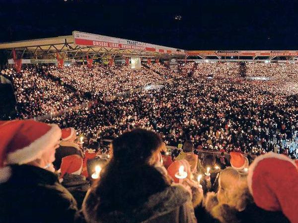 Alle Jahre wieder. 27000 Menschen werden am Dienstag zum Weihnachtssingen in der Alten Försterei erwartet.