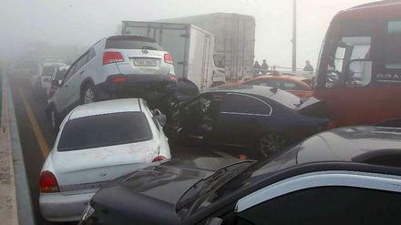 Bei einem Massenauffahrunfall verkeilten sich am Mittwoch mehr als 100 Fahrzeuge in Südkorea.
