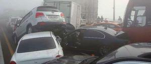 Bei einem Massenauffahrunfall verkeilten sich am Mittwoch mehr als 100 Fahrzeuge in Südkorea.