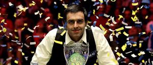 Konfetti nach dem Triumph. Ronnie O'Sullivan feiert seinen fünften Sieg bei der UK Championship (1993, 1997, 2001, 2007 und 2014).