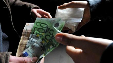 Geld gegen Drogen. Sollte ein Drogendealer von einem verdeckten Ermittler zum Handel angestiftet worden sein, kann der Dealer auch dann bestraft werden, wenn kein Extremfall vorliegt - so das Bundesverfassungsgericht am Mittwoch.