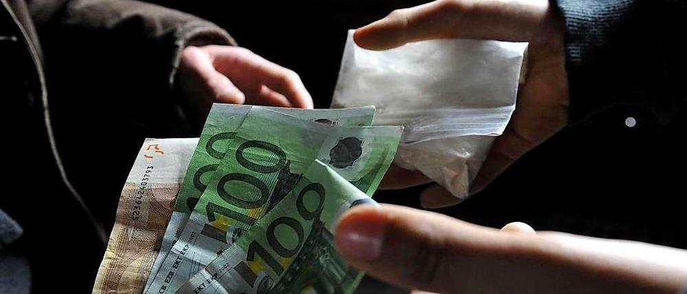 Geld gegen Drogen. Sollte ein Drogendealer von einem verdeckten Ermittler zum Handel angestiftet worden sein, kann der Dealer auch dann bestraft werden, wenn kein Extremfall vorliegt - so das Bundesverfassungsgericht am Mittwoch.