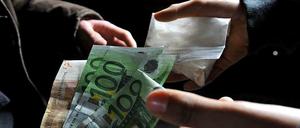 Geld gegen Drogen. Sollte ein Drogendealer von einem verdeckten Ermittler zum Handel angestiftet worden sein, kann der Dealer auch dann bestraft werden, wenn kein Extremfall vorliegt - so das Bundesverfassungsgericht am Mittwoch.