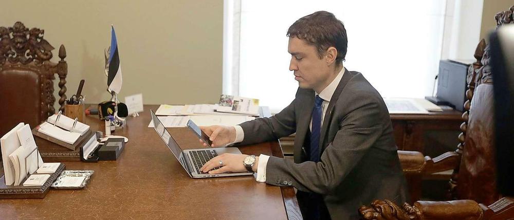 Taavi Roivas, Estlands Premierminister, ist einer der jüngsten Staatschefs Europas. Er steht der wirtschaftsliberalen Reformpartei vor, die bei den Parlamentswahlen am 1. März 2015 wieder stärkste Kraft wurde. Roivas wird sich aber einen neuen Koalitionspartner suchen müssen, da die Sozialdemokraten von der Zentrumspartei, der Partei der russischen Minderheit, überholt wurden.