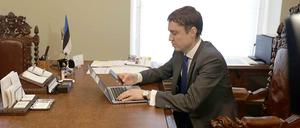 Taavi Roivas, Estlands Premierminister, ist einer der jüngsten Staatschefs Europas. Er steht der wirtschaftsliberalen Reformpartei vor, die bei den Parlamentswahlen am 1. März 2015 wieder stärkste Kraft wurde. Roivas wird sich aber einen neuen Koalitionspartner suchen müssen, da die Sozialdemokraten von der Zentrumspartei, der Partei der russischen Minderheit, überholt wurden.