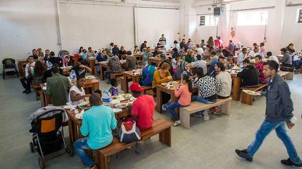 Volles Haus: Kantine einer Erstaufnahme für Asylbewerber in München.