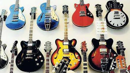 Auf Bestellung. Handgemachte Gitarren, wie hier in einer Berliner Werkstatt, finden ihre Nische. Das eigentliche Geschäft machen aber die Musikkaufhäuser. 