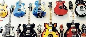 Auf Bestellung. Handgemachte Gitarren, wie hier in einer Berliner Werkstatt, finden ihre Nische. Das eigentliche Geschäft machen aber die Musikkaufhäuser.