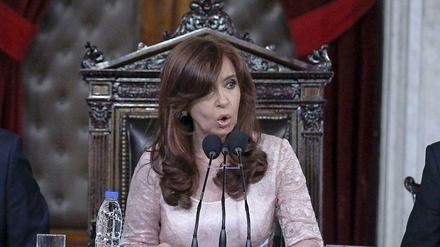 Die argentinische Präsidentin Cristina Kirchner spricht am 1. März vor dem Parlament in Buenos Aires.