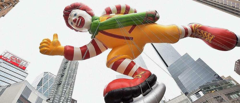Ins Rutschen gekommen. Ronald McDonald, das Maskottchen des Fastfood-Konzerns, verliert an Anziehungskraft. Der Fastfood-Konzern verliert Kunden.