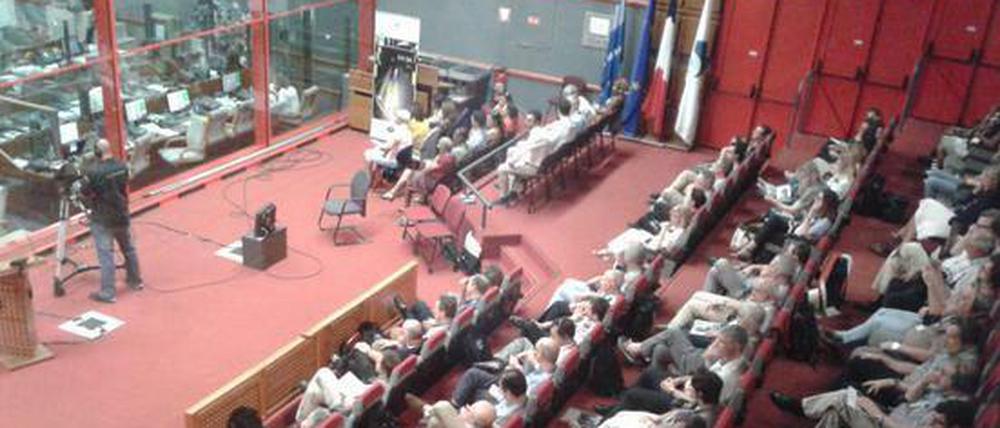 Banges Warten im Kontrollzentrum in Kourou. Der Countdown zum Start des Raumgleiters IXV ist unterbrochen. 