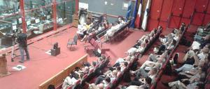 Banges Warten im Kontrollzentrum in Kourou. Der Countdown zum Start des Raumgleiters IXV ist unterbrochen. 