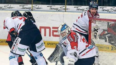 Beschäftigungsmaßnahme. Eisbären-Torhüter Petri Vehanen (rechts) verlebte einen arbeitsreichen Abend in Nürnberg. Insgesamt kassierten die Berliner sechs Gegentore. In dieser Szene fällt das Tor zum 1:0 für die Ice Tigers. Foto: Imago/Zink