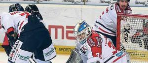 Beschäftigungsmaßnahme. Eisbären-Torhüter Petri Vehanen (rechts) verlebte einen arbeitsreichen Abend in Nürnberg. Insgesamt kassierten die Berliner sechs Gegentore. In dieser Szene fällt das Tor zum 1:0 für die Ice Tigers. Foto: Imago/Zink
