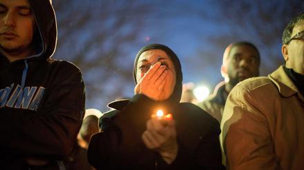 Menschen haben sich zu Trauerkundgebungen in Chapel Hill und anderen Städten in den USA zusammengefunden.