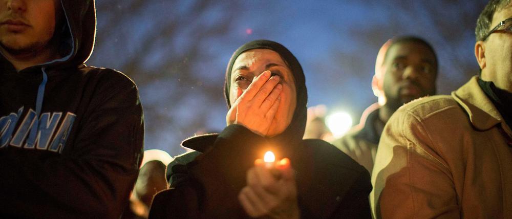 Menschen haben sich zu Trauerkundgebungen in Chapel Hill und anderen Städten in den USA zusammengefunden. 