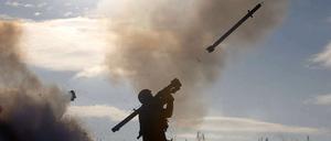 Bei einer Übung: Ein Soldat der ukrainischen Armee feuert eine Luftabwehrrakete ab. 