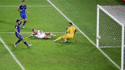 Ab in den Schrank: Mario Götze trifft im WM-Finale die Socken von Frank Lüdecke.