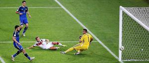 Ab in den Schrank: Mario Götze trifft im WM-Finale die Socken von Frank Lüdecke.