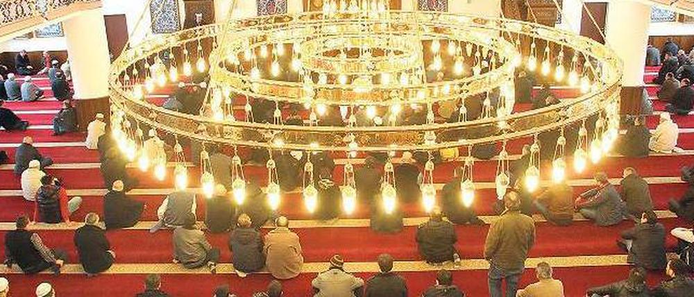 Wer darf sie vertreten? Gläubige vor dem Freitagsgebet in der Duisburger Merkez-Moschee, einer Gemeinde des Verbands Ditib.