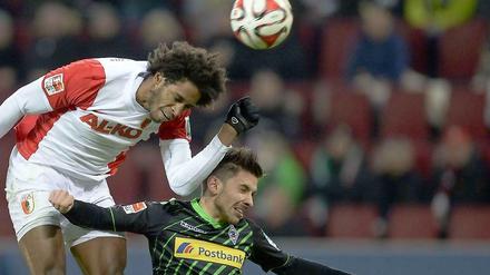 Mischt weiter mit den Großen mit: Der FC Augsburg mit Stürmer Caiuby (l.).