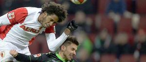 Mischt weiter mit den Großen mit: Der FC Augsburg mit Stürmer Caiuby (l.).