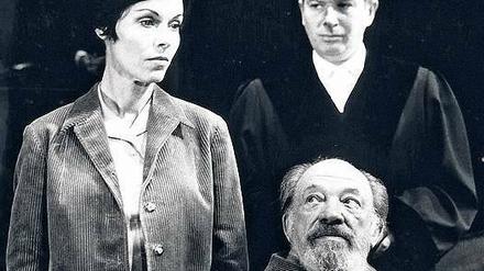 Erwin Piscators Uraufführung von Peter Weiss’ „Die Ermittlung“ 1965 an der Freien Volksbühne mit (v.l.) Hilde Mikulicz, Horst Niendorf und Martin Berliner.
