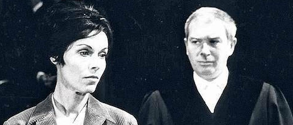 Erwin Piscators Uraufführung von Peter Weiss’ „Die Ermittlung“ 1965 an der Freien Volksbühne mit (v.l.) Hilde Mikulicz, Horst Niendorf und Martin Berliner.