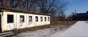 Die alten Sportbaracken an der südlichen Karl-Marx-Straße sollen einem Containerdorf für Flüchtlinge weichen.