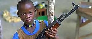 Auf der „UN-Liste der Schande“ des Jahres 2014 stehen weltweit fast 60 Konfliktparteien, die Mädchen und Jungen in Kriegen einsetzen.  