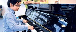 Der Junge am Klavier. Der neunjährige Odric spielt auf dem neuen Instrument in der Kurt-Tucholsky-Grundschule in Moabit.