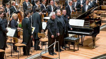 Simon Rattle (links), Yefim Bronfman und Jörg Widmann am 18.12.2014 in der Philharmonie