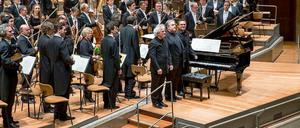 Simon Rattle (links), Yefim Bronfman und Jörg Widmann am 18.12.2014 in der Philharmonie