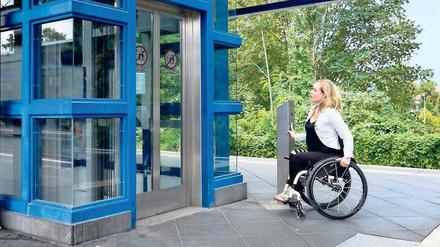 In den 80er Jahren gab es in Berlin kaum Fahrstühle an den Haltestellen. Heute sind von 173 U-Bahnhöfen schon 106 stufenlos zugänglich, bei der S-Bahn sind es sogar 141 von 154.