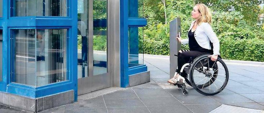 In den 80er Jahren gab es in Berlin kaum Fahrstühle an den Haltestellen. Heute sind von 173 U-Bahnhöfen schon 106 stufenlos zugänglich, bei der S-Bahn sind es sogar 141 von 154.