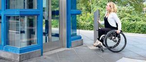 In den 80er Jahren gab es in Berlin kaum Fahrstühle an den Haltestellen. Heute sind von 173 U-Bahnhöfen schon 106 stufenlos zugänglich, bei der S-Bahn sind es sogar 141 von 154.
