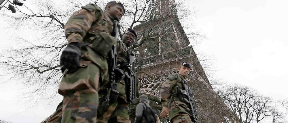 Gut bewacht. Soldaten patrouillieren am Dienstag am Fuß des Eiffelturms in Paris.