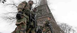 Gut bewacht. Soldaten patrouillieren am Dienstag am Fuß des Eiffelturms in Paris.