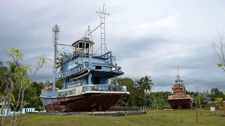 Zeugen der Zeit. Sie sind tonnenschwer, doch diese Schiffe wurden kilometerweit von den meterhohen Wassermassen in Thailand ins Landesinnere geschwemmt. 