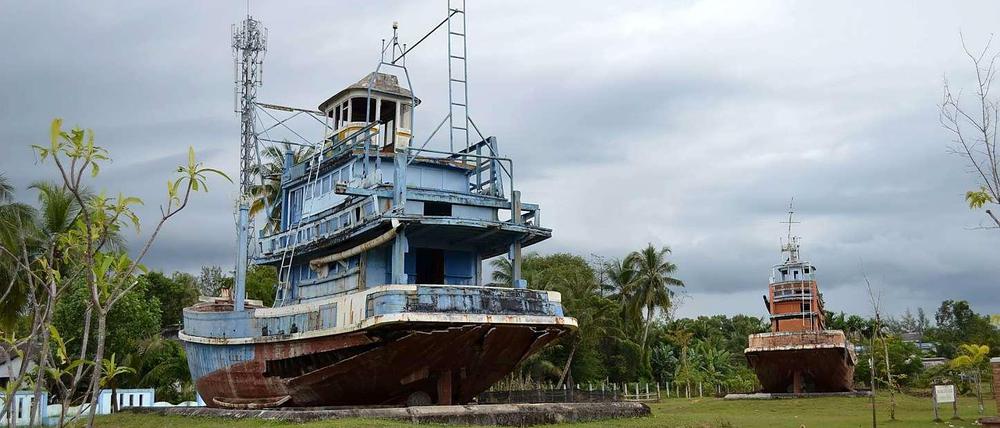 Zeugen der Zeit. Sie sind tonnenschwer, doch diese Schiffe wurden kilometerweit von den meterhohen Wassermassen in Thailand ins Landesinnere geschwemmt.