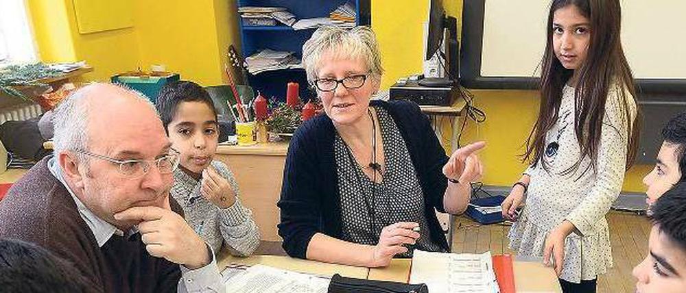 Mittendrin. Die Lehrer Claus Brencher und Gabriele Klatt in der 4a der Heinrich-Zille-Schule.