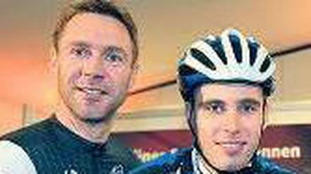 Hilfe für den Nachwuchs. Jens Voigt (l.) schiebt Sebastian Wotschke an.