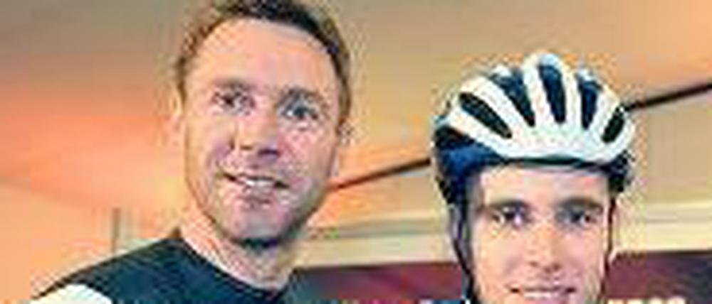 Hilfe für den Nachwuchs. Jens Voigt (l.) schiebt Sebastian Wotschke an.