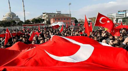 Gülen-Anhänger demonstrierten am Sonntag gegen die Festnahme von Medienvertretern