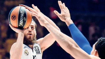 Geld wirft Körbe. Der spanische Nationalspieler Sergio Rodriguez (l.) verdient bei Real zirka 1,3 Millionen Euro pro Saison. 