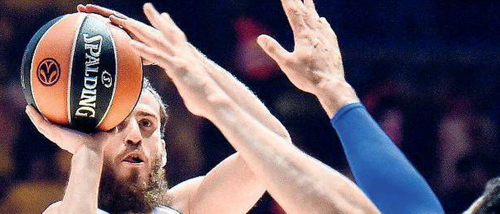 Geld wirft Körbe. Der spanische Nationalspieler Sergio Rodriguez (l.) verdient bei Real zirka 1,3 Millionen Euro pro Saison.