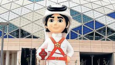 Fahed ist schon mal da. Das WM-Maskottchen wacht vor der Multifunktionshalle in Lusail im Norden Dohas, der größten Spielstätte, in der auch die Deutschen spielen. 