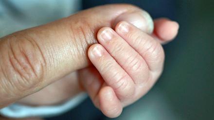 Abtreiben oder nicht. Eltern, besonders Mütter, stehen vor einer existenziellen Frage, wenn Sie von einer möglichen Krankheit ihres Ungeborenen erfahren.