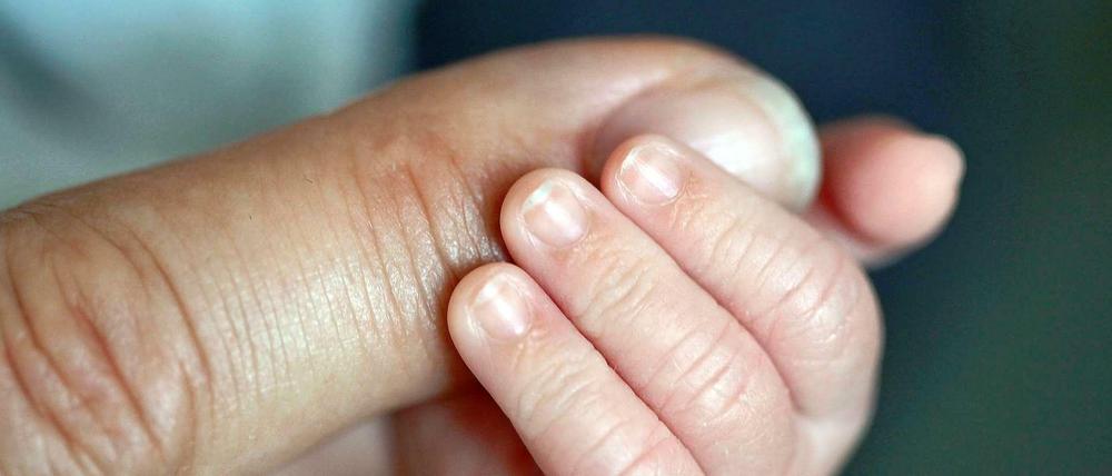 Abtreiben oder nicht. Eltern, besonders Mütter, stehen vor einer existenziellen Frage, wenn Sie von einer möglichen Krankheit ihres Ungeborenen erfahren.