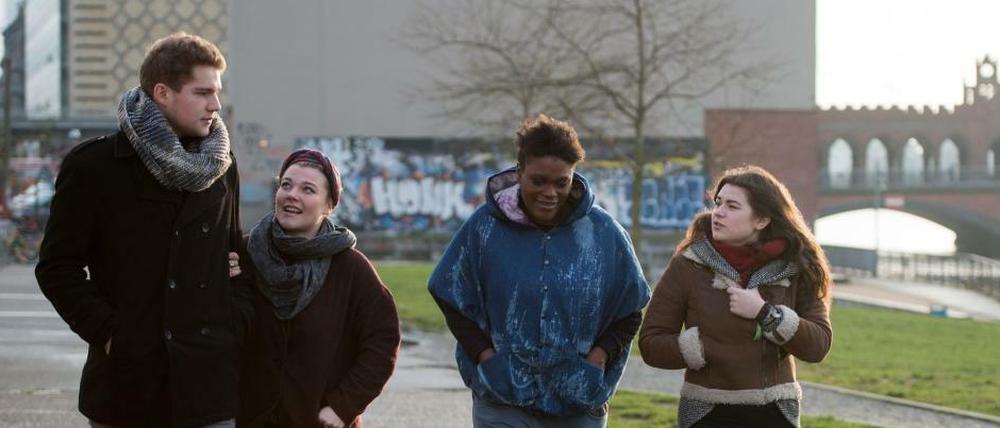 The Voice of Gallery. Die Finalisten der TV-Casting-Show "The voice of Germany", Andrei Vesa (l-r), Charly Ann Schmutzler, Marion Campbell, und Lina Arndt spazieren am 08.12.2014 an der East Side Gallery in Berlin. Am12.12.2014 treten die vier Sänger im Finale der Show gegeneinander an. 
